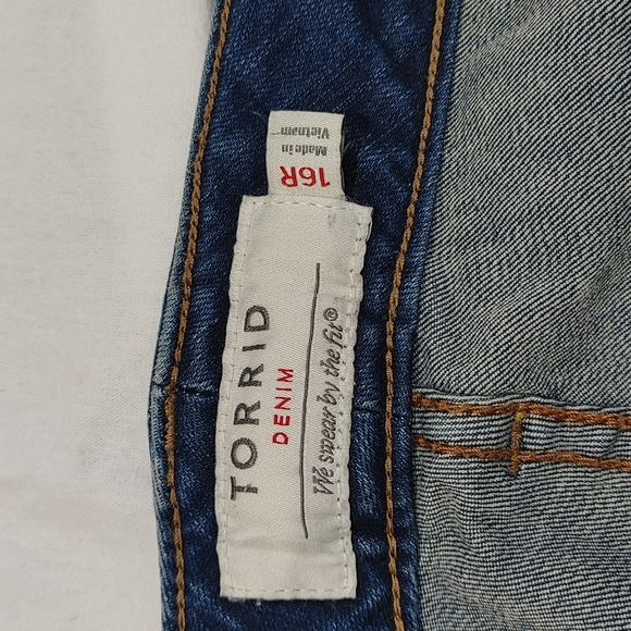 Torrid Patch Cropped Jeans - Picture 3 of 10